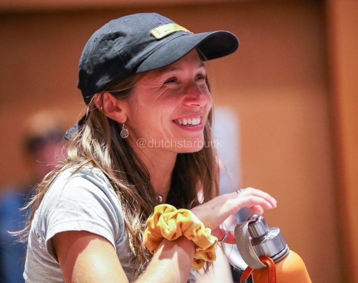 BiTheWayHaught's tweet photo. Good morning beautiful Earpers ☀️🌻 Wishing you a delightful #DomIsTheBombThursday friends. Keep fighting for more #WynonnaEarp We need them back 💜💜💜 https://t.co/hDQWqGYTcI