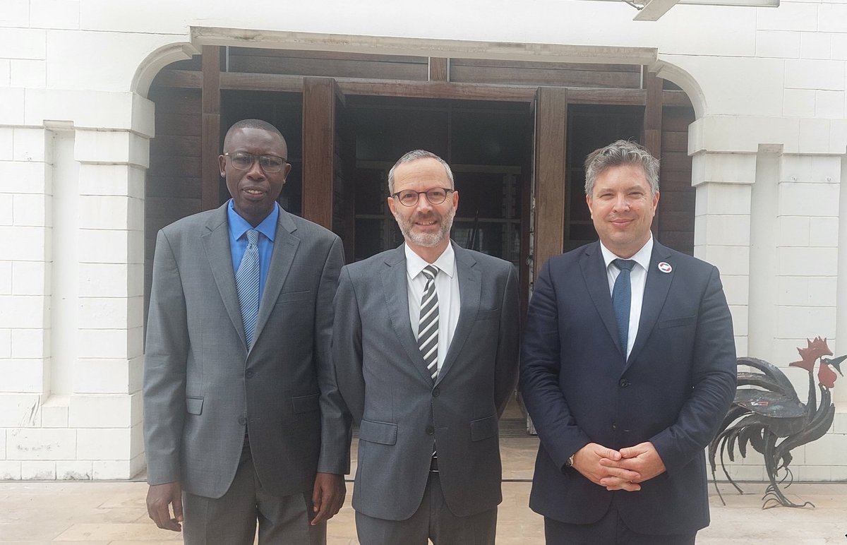 cosse_thomas's tweet photo. 🇨🇩#Kinshasa 
Honoré d'avoir été reçu par Mme @Ayeganagato_N1 ministre de la Jeunesse et de l'Eveil Patriotique pour renforcer le partenariat en faveur du volontariat congolais.
🙏@RemiMarechaux pour cet échange très constructif sur la place du #VIES dans le 🤝🇫🇷🇨🇩 https://t.co/D9hb61vgiG