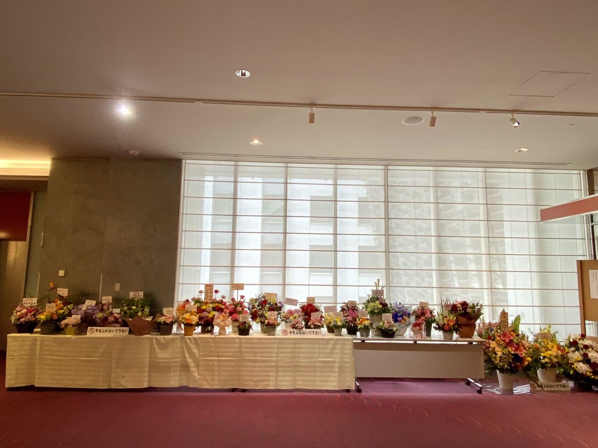 takeshima_staff's tweet photo. "薔薇・黄色"

    花言葉は

　「感謝」

大阪新歌舞伎座さんで初のソロ
コンサート🎵只々感謝と感激です
ロビーいっぱいのお花も幸せでした
7月25日は名古屋のビレッジホールで開催♪
今日も１日お疲れ様でした
#ひろネット #絆 #花 #花言葉 #花便り #感謝 #大阪新歌舞伎座公演 #全ての皆さまに感謝 https://t.co/HPQfj29wPh