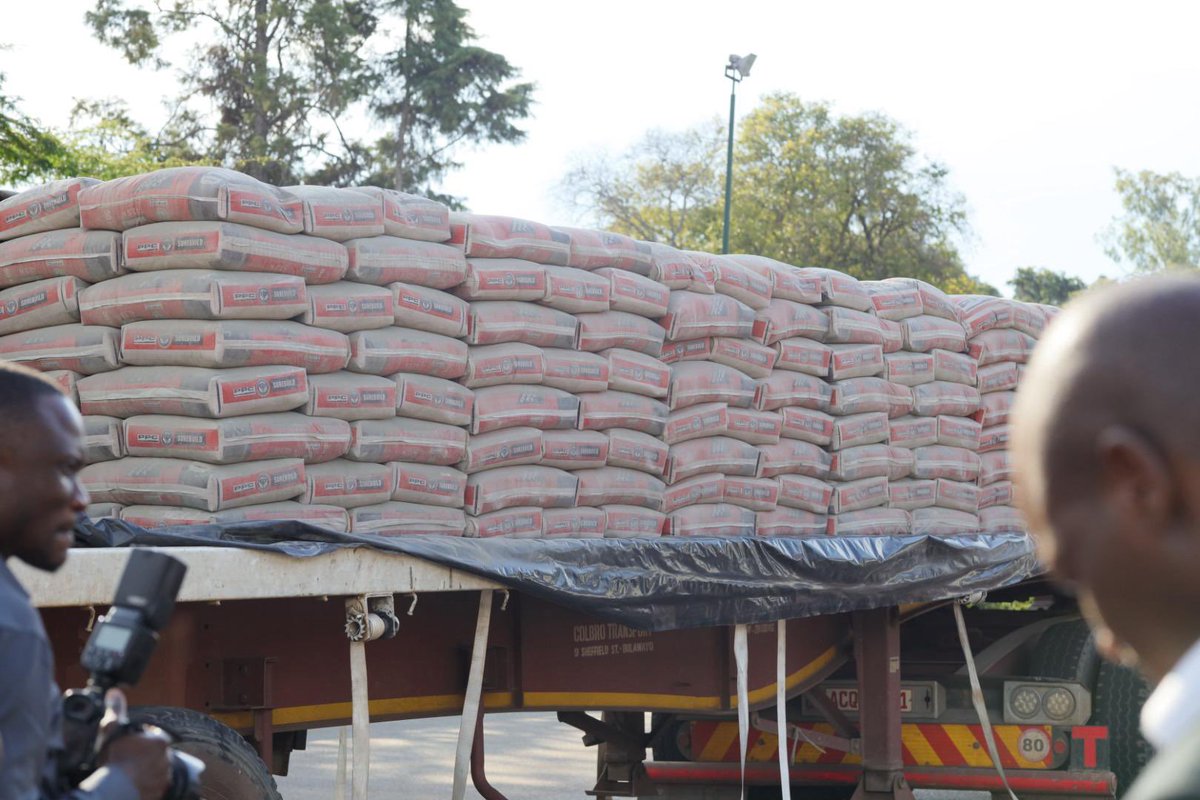 EDevolutionZw's tweet image. PPC hands over 60 tonnes of cement to President Mnangagwa at State House @faz_trust 

#PPC
#LocalGovernance
#edevolutionmedia