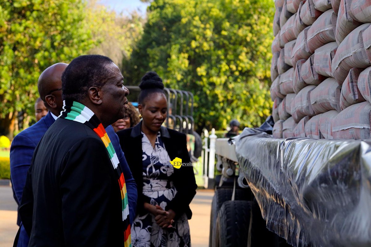 EDevolutionZw's tweet image. PPC hands over 60 tonnes of cement to President Mnangagwa at State House @faz_trust 

#PPC
#LocalGovernance
#edevolutionmedia