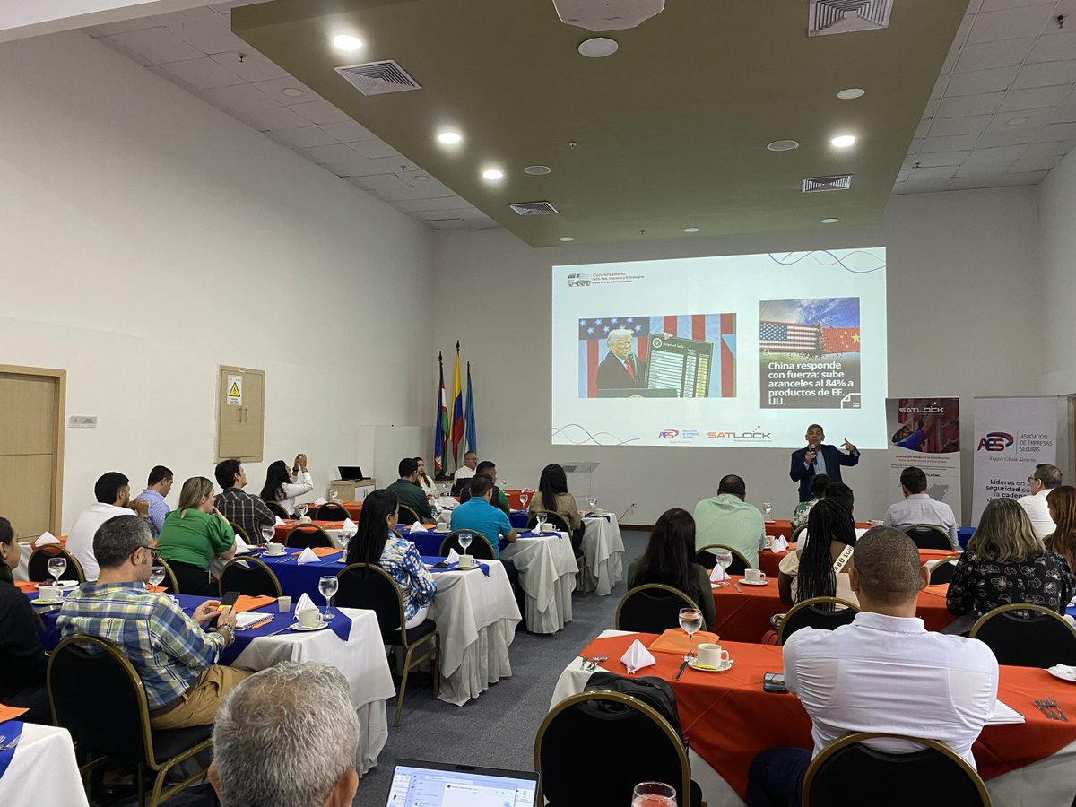 AES_SCS's tweet photo. 🚛📊 Así se vive nuestro evento junto a @SatlockLatam : un espacio de alto valor para el sector logístico y del comercio exterior. https://t.co/F9lPUywaes