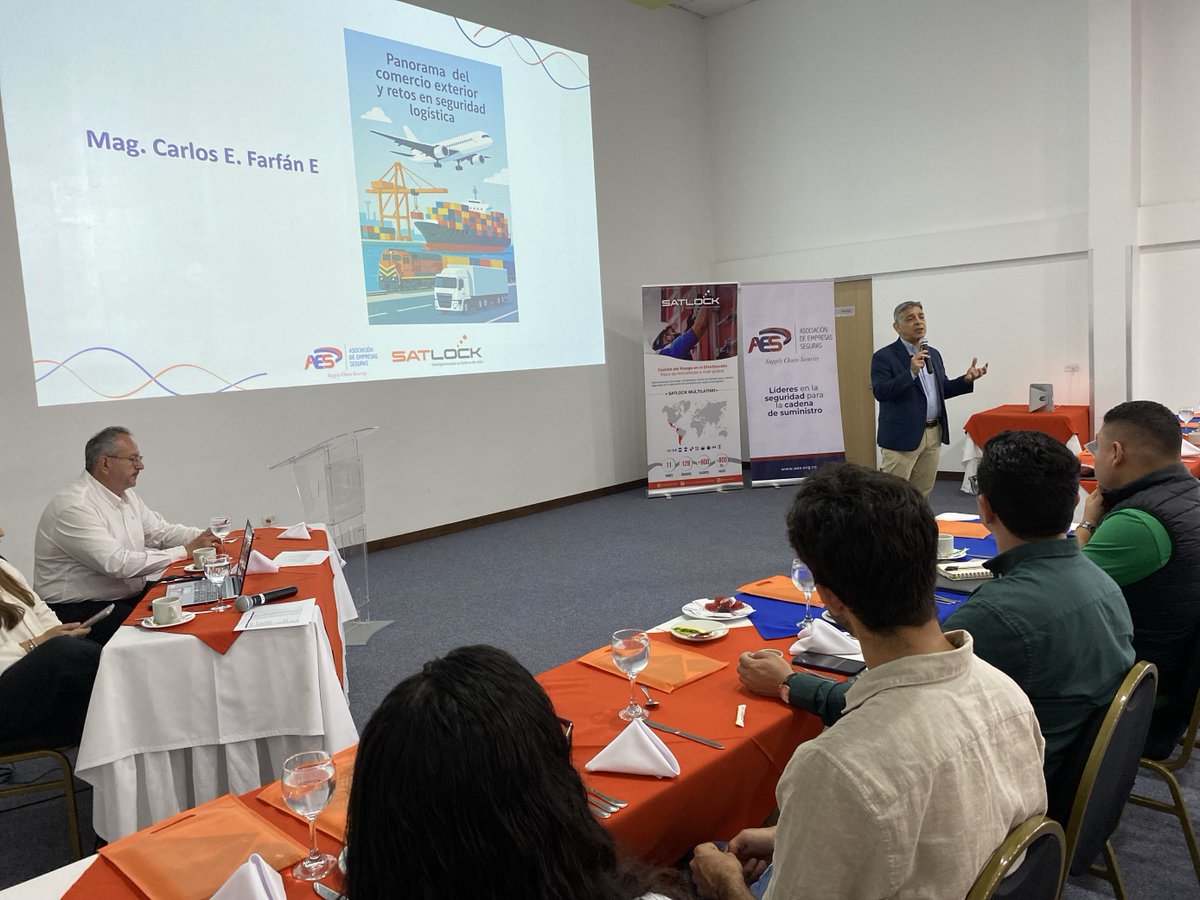 AES_SCS's tweet photo. 🚛📊 Así se vive nuestro evento junto a @SatlockLatam : un espacio de alto valor para el sector logístico y del comercio exterior. https://t.co/F9lPUywaes