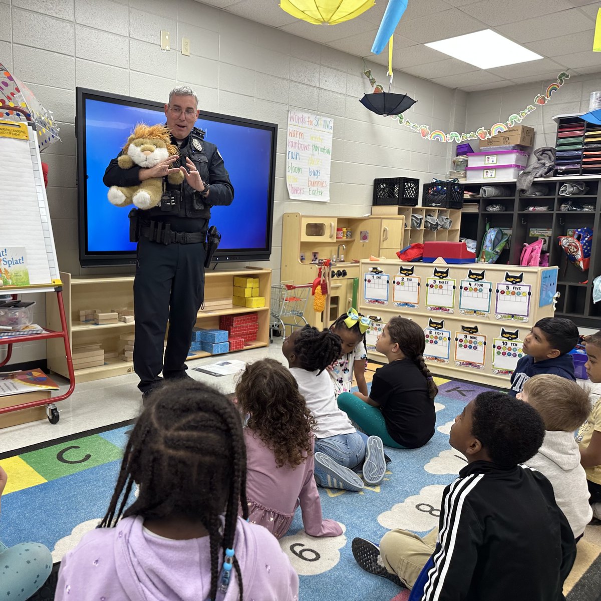 NettletonSTEAMe's tweet photo. Our Pre-K students have started participating in the D.A.R.E. program. Officer Jamie is visiting our school to teach important lessons about safety. So far, students have learned about when and how to call 911 as well as the importance of traffic signs. 🚔🚔
#STEAMe #DAREProgram https://t.co/Z8Z5SGoyDH