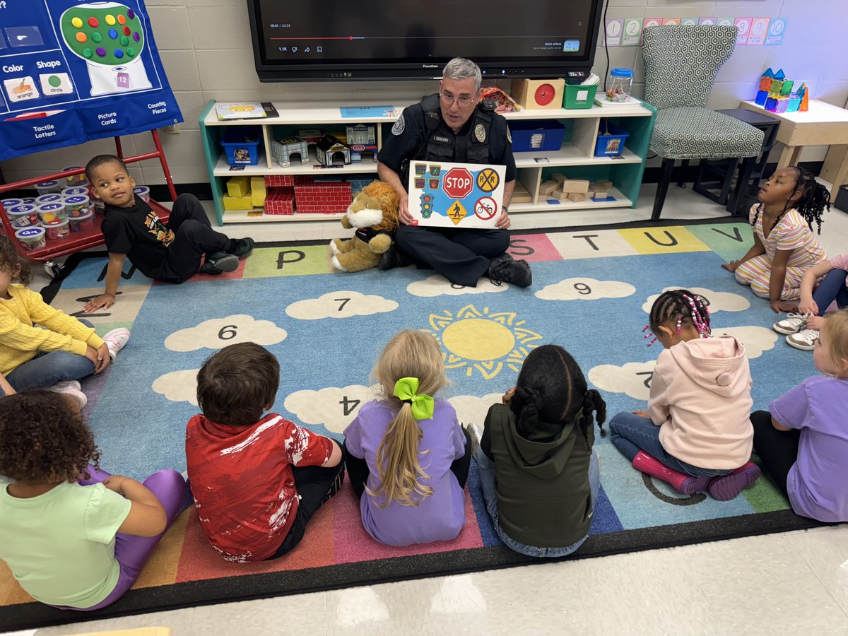 NettletonSTEAMe's tweet photo. Our Pre-K students have started participating in the D.A.R.E. program. Officer Jamie is visiting our school to teach important lessons about safety. So far, students have learned about when and how to call 911 as well as the importance of traffic signs. 🚔🚔
#STEAMe #DAREProgram https://t.co/Z8Z5SGoyDH