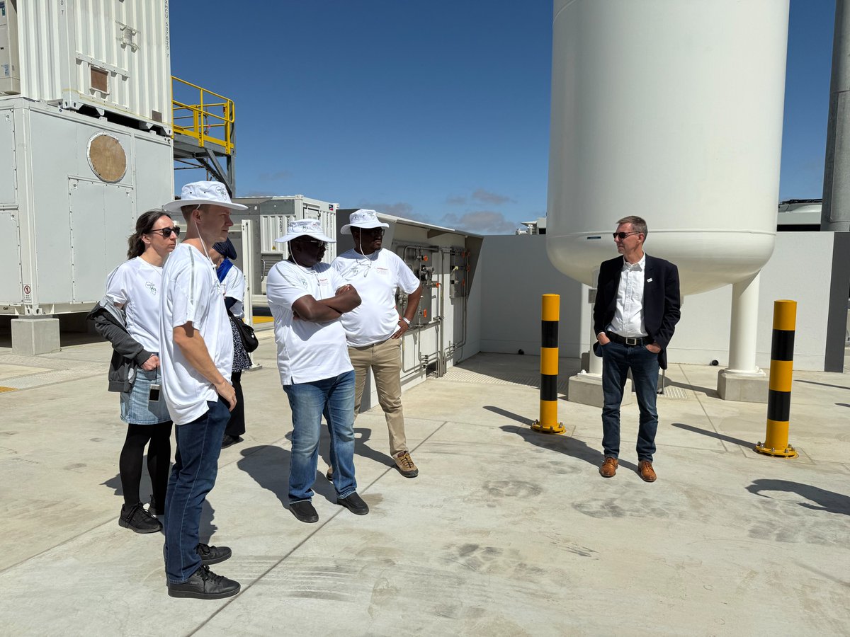 SASSCAL_ORG's tweet image. 1/3: Green Hydrogen in Practice at Cleanergy Solutions Namibia!
#SASSCAL &amp;amp; the Federal Ministry of Education &amp;amp; Research, Germany visited the Cleanergy Solutions Namibia site to observe the progress being made in establishing one of Namibia’s fully integrated green hydrogen hubs.