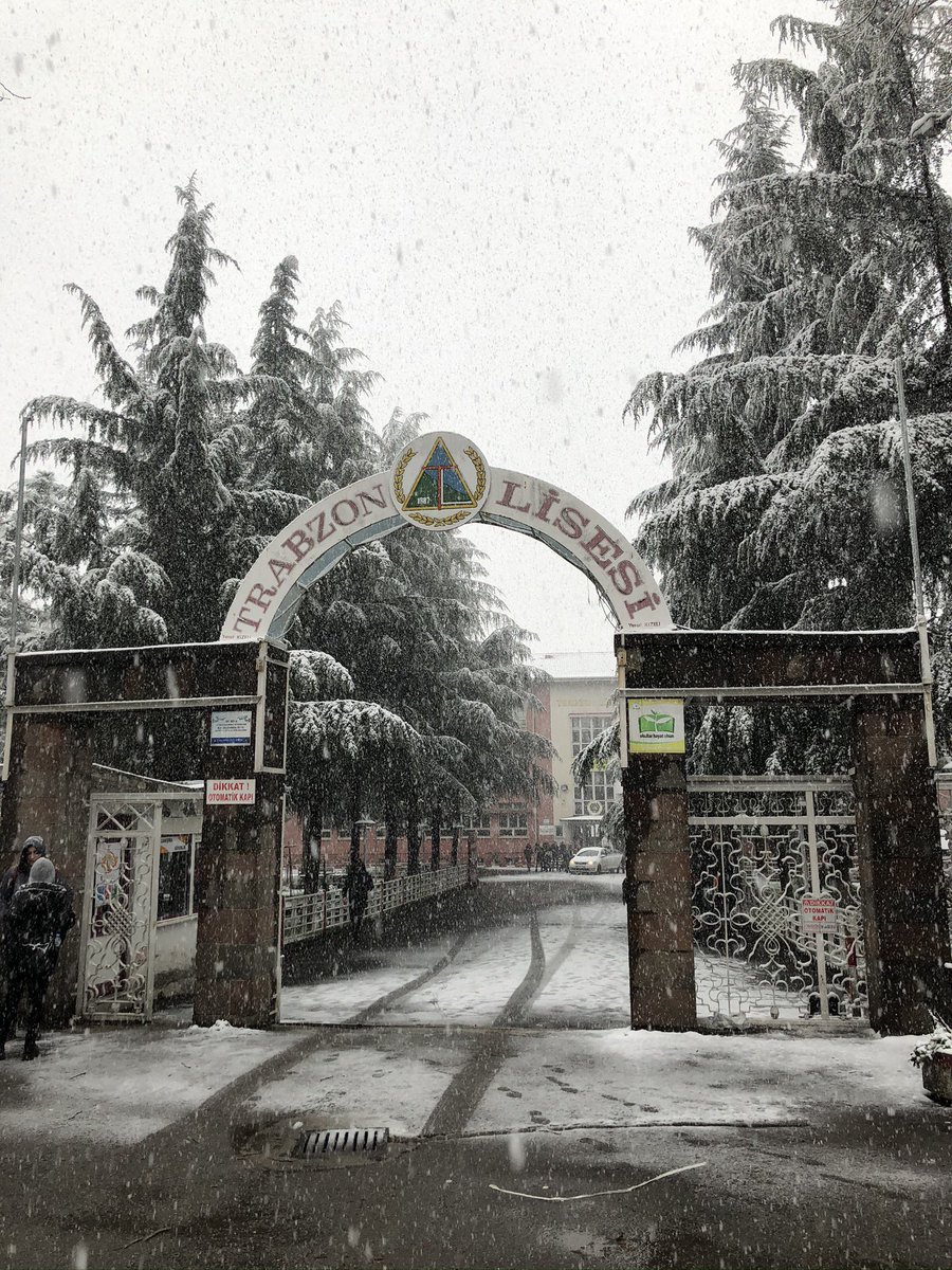 Yıllar geçiyor ama idarenin iş bilmezliği değişmiyor. Ülkenin her köklü kurumu gibi güzel lisem de bu zihniyete kurban ediliyor. Öğretmenlerimizin ve Şanlı Lise’nin yanındayız! #LisemeDokunma