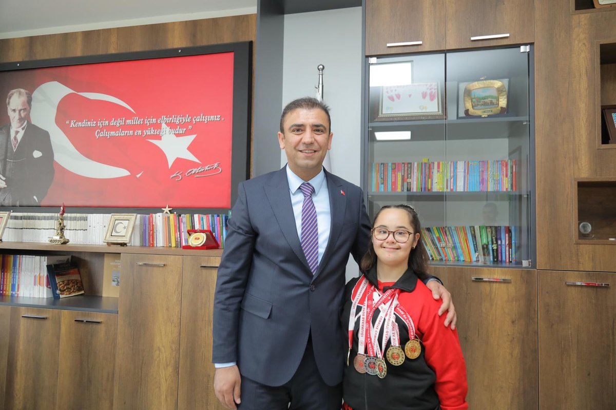 Yüzme sporunda muhtelif il ve Türkiye dereceleri alan Binbaşı Dündar Taşer Mesleki ve Teknik Anadolu Lisesi 9. sınıf öğrencisi Ecem Nisa Gürbüz; anne, baba, öğretmen ve okul yöneticileri ile İl Millî Eğitim Müdürümüz Dr. Erdal Kılınç'ı ziyaret etti.💐

Ecem Nisa'ya başarılarının