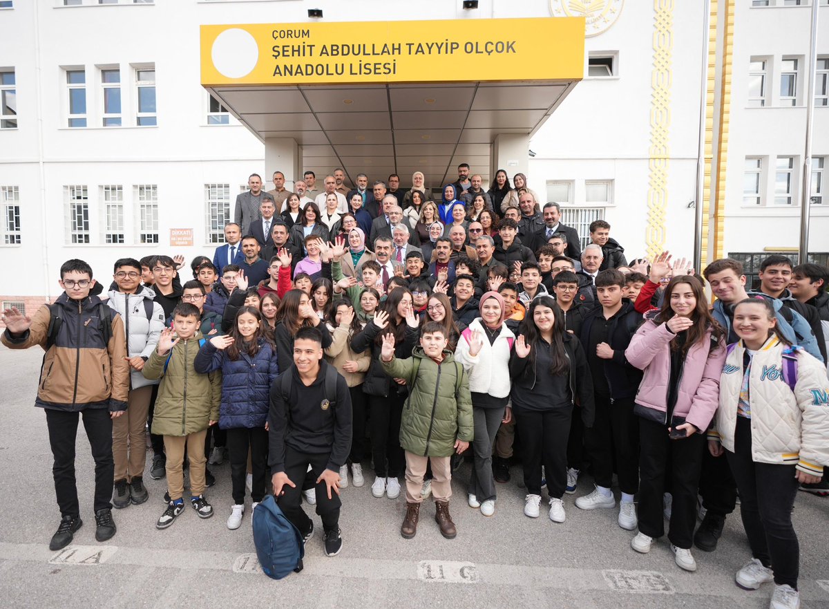 📍Çorum / Okul Ziyareti

Şehit Abdullah Tayyip Olçok Anadolu Lisesine sürpriz bir ziyaret gerçekleştirdik.

Gençlerimizin dinamizmi, umutla dolmamıza vesile oldu. Her daim gençlerimizi desteklemeye devam edecek, evlatlarımızın hayallerini gerçeğe dönüştürmeleri için onların
