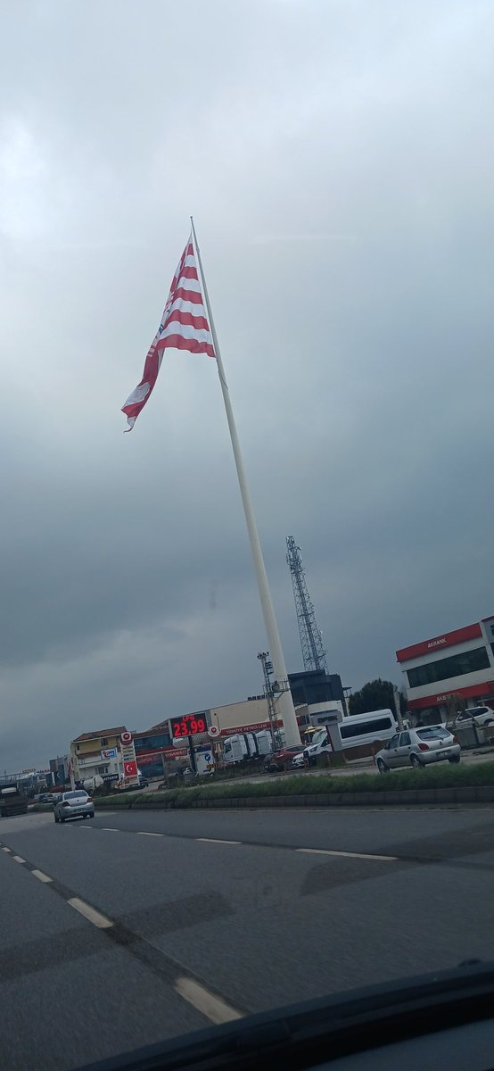 Böyle bir bayrak bizim stadyum etrafına çok yakışmazmı.Samsunda yol kenarında gördüm. <a href="/enbiya_topal/">Enbiya Topal</a> <a href="/EnsCelik16/">Enes Çelik</a> <a href="/mustafabozbey/">Mustafa Bozbey</a>