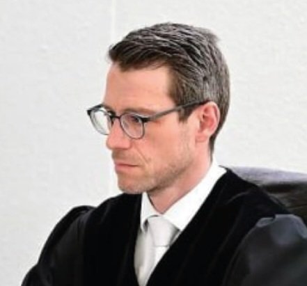 Niemals vergessen!
Staatsanwaltschaft des Jahres!
Alexander Baum aus Bamberg! 
Er jagte erfolgreich einen Rentner, der Robert Habeck als „Schwachkopf“ bezeichnete und erzielte eine 7-monatige Haftstrafe wegen eines lustigen Faeser-Memes!
Jedes Regime bedarf solcher Soldaten!