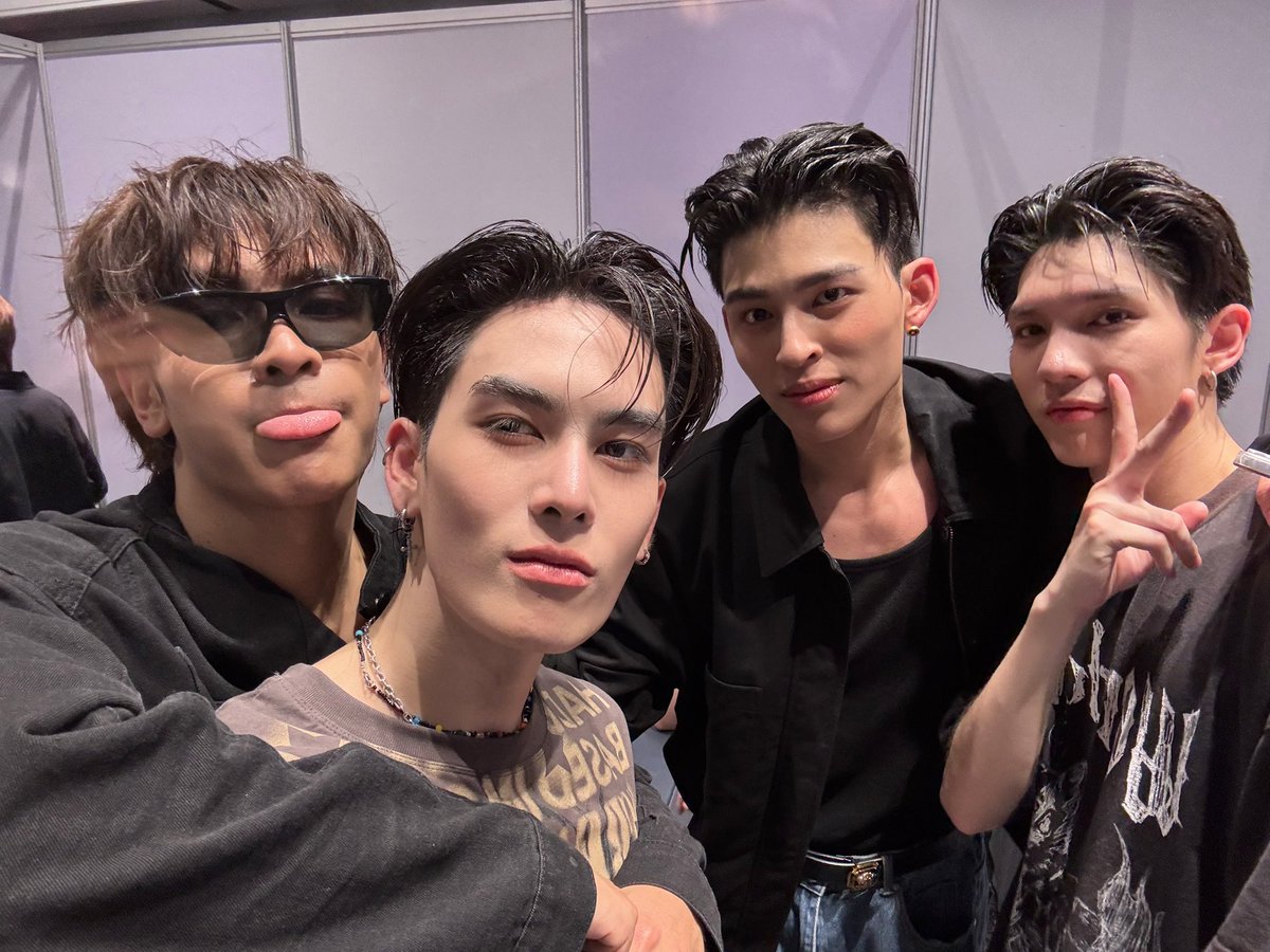 Ppsanta's tweet photo. Love u guys so much and thank you everyone for coming today. Luv🤍🫶🏻 #JASPERxICONSIAM https://t.co/5PREo4rMfy