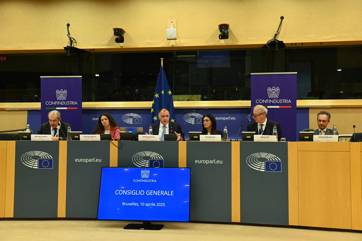 Confindustria's tweet photo. Confindustria ha riunito oggi il suo Consiglio Generale al Parlamento Europeo di Bruxelles, guidato dal Presidente @Orsini_Emanuele . Con la partecipazione di oltre 100 #imprenditori e dei #capidelegazione italiani, è emersa l’urgenza di rilanciare la competitività europea con interventi rapidi su #dazi, #energia e #burocrazia. La politica industriale deve tornare al centro dell’agenda europea.
