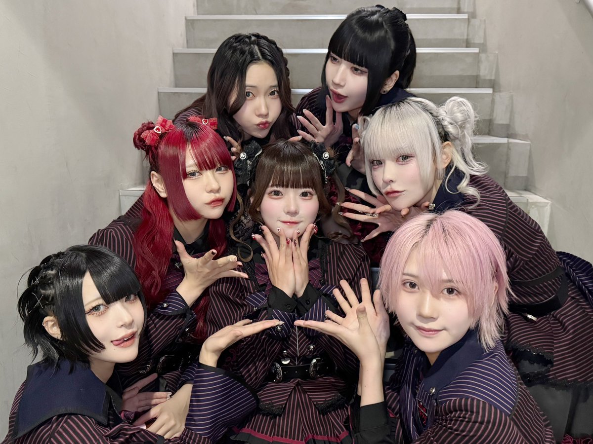AVAM_Official's tweet photo. 『Débutante vol.4��
ありがとうございました!!🌸˚*

4月一発目のライブいかがでしたか？
来週のワンマンも待ってるね〜〜❤️‍🩹

明日お誕生日のゆかぴを中心にパシャリ📸💞

 #AVAM  #アベアム #Débutante https://t.co/zHrDhNUPXB