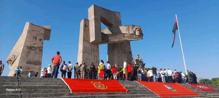 En nuestra emblemática Plaza Mariana Grajales Coello de #Guantánamo, dimos la bienvenida a los jóvenes de todo el País, que participarán en las actividades por el 130 Aniversario del desembarco de #Martí, Gómez y otros patriotas por Playitas de Cajobabo. 
#MartíVive
#JuntosXCuba