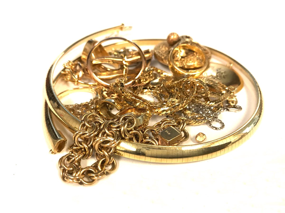del_haven's tweet photo. Today is a great day for some #SpringCleaning ! If you have a Jewelry box that’s hanging on to some clutter…#gold is over $3,100 oz today! 😱 Just saying. We’re here until 6pm…no appointment necessary! #sellyourgold #webuygold &amp; #wepaycash https://t.co/z48vlDBPnq
