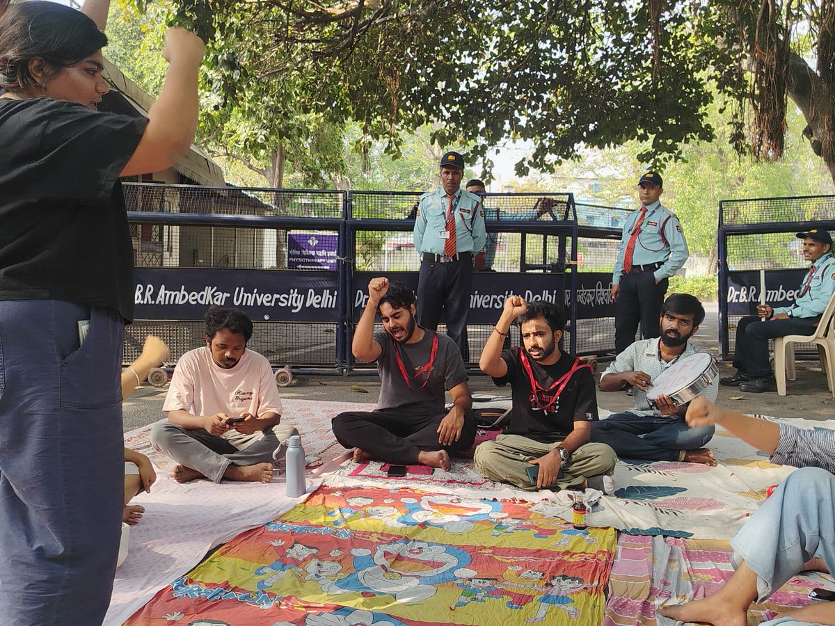 SfiDelhi's tweet photo. Students took the matter to Delhi High Court.
 The judge showed sympathy.
 But the university has delayed the hearing twice, risking the academic future of the 3 students.
 Why delay justice?

#SaveAUD https://t.co/8OJHSrFOn7