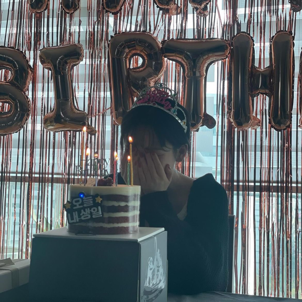 hourlykrn's tweet photo. happy birthday to my baby, thank you for being born and giving us a lot of happiness, thank you for all your hardwork, my talented and precious jiminie i love you always🫶🏻

BEYOND UP WITH KARINA
 #Chapter25WithKarina https://t.co/cFAZVxkGT7