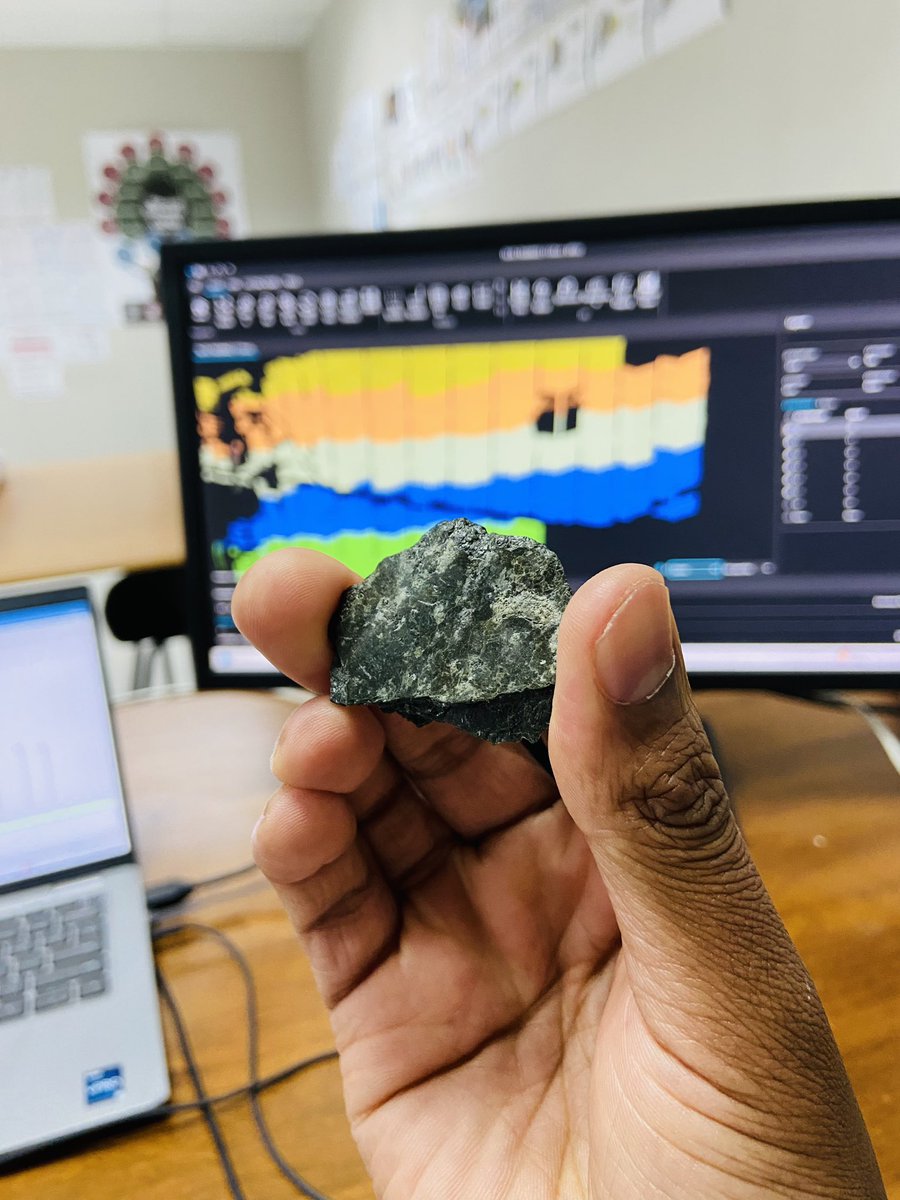 kaygeeminer's tweet photo. This is a type of rock Geologists call Shale. At first, it looks solid and hard like coal… but when you apply a bit of pressure, it breaks apart easily almost like chocolate. https://t.co/hbJtyytH7O