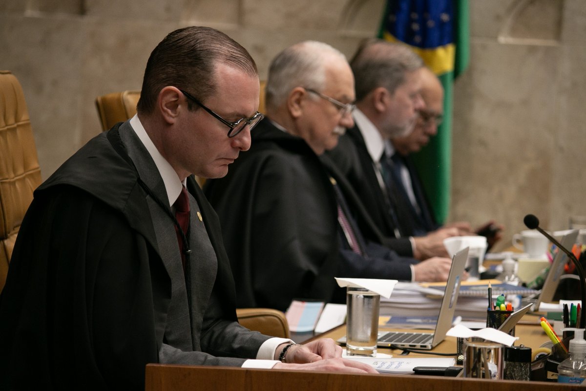 amovimentos's tweet photo. Até semana passada helicóptero atirando do céu, escola fechada por operação e morador impedido de ir ao posto eram exemplos claros de ilegalidade. A gente foi até Brasília lutar pra que continuassem sendo. A decisão saiu: A ADPF 635 foi aprovada, mas o que veio foi um retrocesso. https://t.co/crNdzAZy99