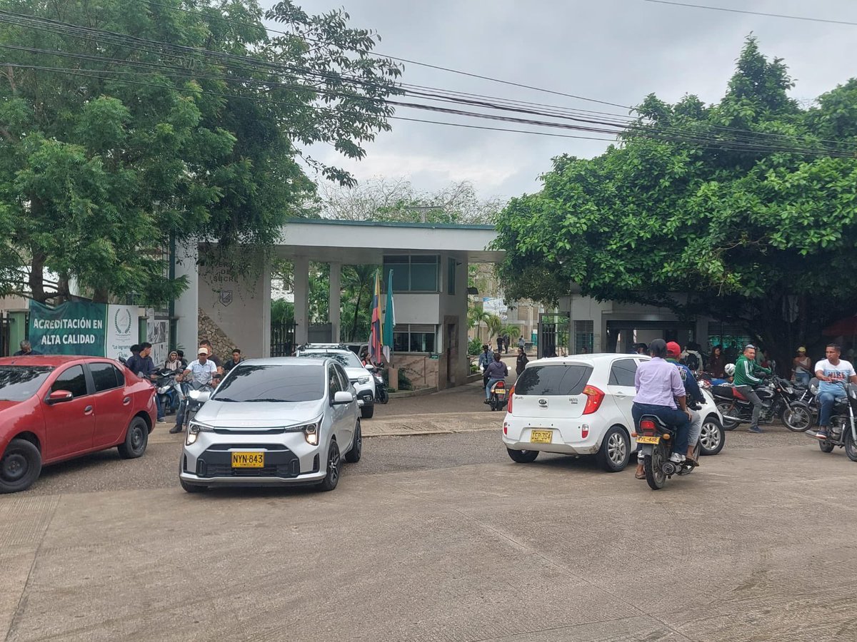 Lacerteza_'s tweet photo. 🚨#LaCerteza | #Unisucre “Universidad de Sucre avanza con elección de rector, pese a orden del Ministerio de Educación”
Este 10 de abril, la Universidad de Sucre dio inicio al proceso de elección de rector para el periodo 2025–2028, a pesar de la medida conminatoria emitida por el Ministerio de Educación Nacional, en la que se solicitó suspender el proceso hasta tanto se verifiquen presuntas irregularidades y se emita un pronunciamiento oficial.
La medida, firmada por la Subdirección de Inspección y Vigilancia, fue clara en señalar que continuar con el proceso podría implicar consecuencias legales y administrativas. No obstante, el Consejo Superior reanudó la elección mediante el Acuerdo 06 de 2025.
Adicionalmente, se conoció que la Universidad ha restringido el ingreso al campus universitario, limitando el acceso únicamente a quienes hacen parte directa del proceso.
Desde La Certeza realizaremos cubrimiento a lo largo del día, dando cuenta de lo que ocurra en esta jornada clave para la vida institucional de la Universidad de Sucre.