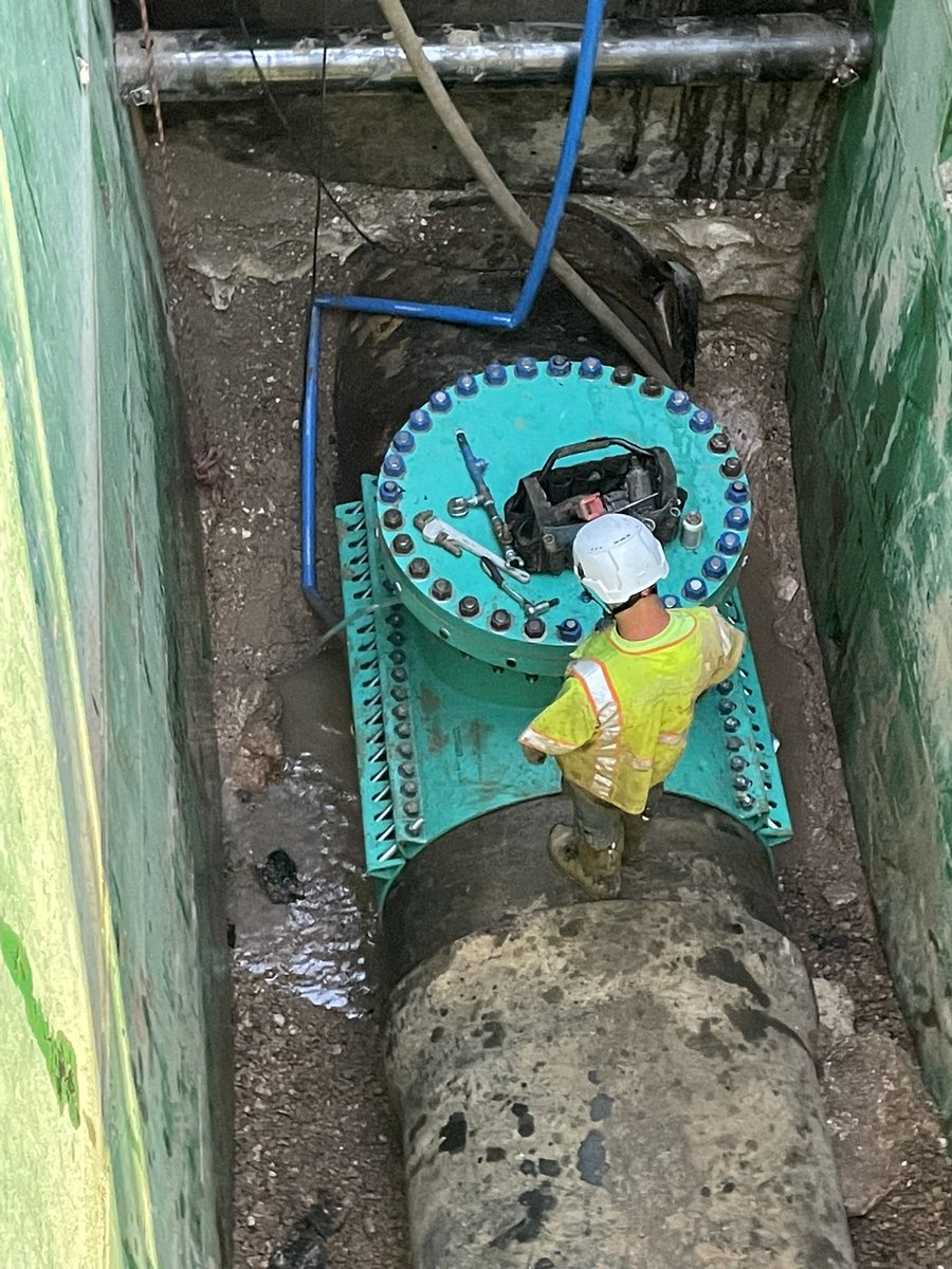 TeamGumball5's tweet photo. Hey @Douglasm1986 here’s a little #ConstructionPorm for you, 48” Linestop 24’ deep. Relocating a 48” Water Main for City of Austin before high demand season and they’re shitting their pants. It’s what we do baby!! #BigBoyShit #Infrastructure #SewerRats #ILayBigPipe https://t.co/R8vLnEfsXM