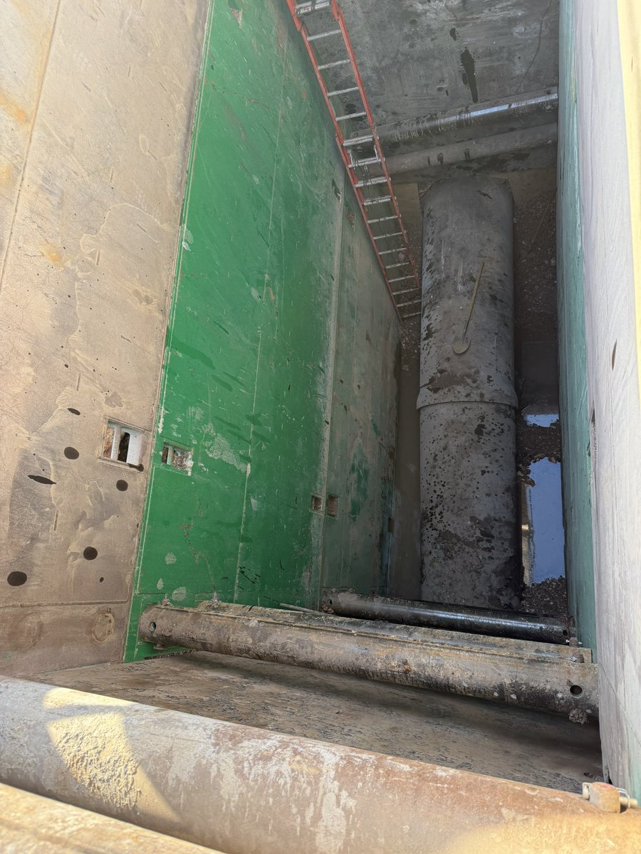 TeamGumball5's tweet photo. Hey @Douglasm1986 here’s a little #ConstructionPorm for you, 48” Linestop 24’ deep. Relocating a 48” Water Main for City of Austin before high demand season and they’re shitting their pants. It’s what we do baby!! #BigBoyShit #Infrastructure #SewerRats #ILayBigPipe https://t.co/R8vLnEfsXM
