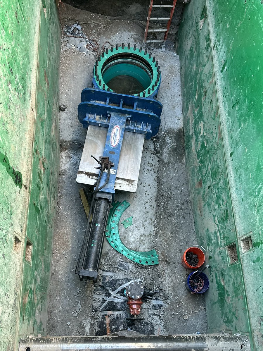 TeamGumball5's tweet photo. Hey @Douglasm1986 here’s a little #ConstructionPorm for you, 48” Linestop 24’ deep. Relocating a 48” Water Main for City of Austin before high demand season and they’re shitting their pants. It’s what we do baby!! #BigBoyShit #Infrastructure #SewerRats #ILayBigPipe https://t.co/R8vLnEfsXM
