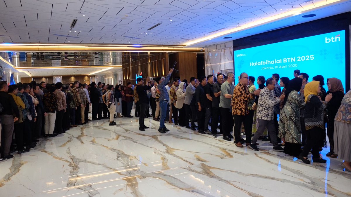 Hari ini Dewan Direksi dan Dewan Komisaris menghadiri halal bihalal staf dan pegawai BTN pusat. 

Dalam Rapat Dewan Komisaris sejak pagi sampai sore Saya tegaskan bahwa BTN lahir untuk perumahan rakyat.Dan seterusnya harus menjadi tulang punggung program #TigaJutaRumah.