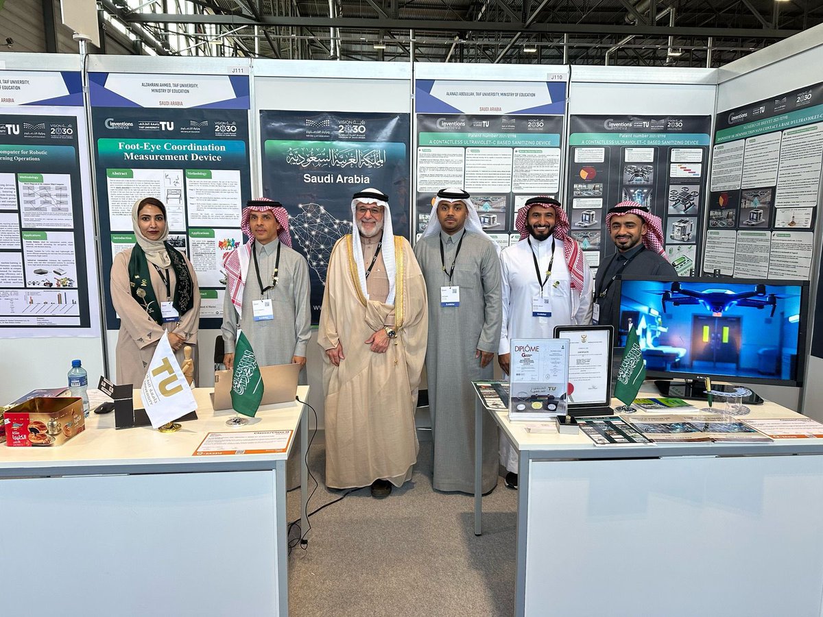TaifUniversity's tweet photo. شاركت #جامعة_الطائف في معرض جنيف الدولي للاختراعات إلى جانب 38 جهة تعليمية وأكثر من 300 مخترع من مختلف دول العالم؛ وقد شهد المعرض تدشين جناح المملكة العربية السعودية من قِبل وكيل وزارة التعليم للتعاون الدولي الدكتور ناصر العقيلي.

وشاركت الجامعة بثلاثة براءات اختراع في إنجاز يُجسّد مكانتها الرائدة وتميّزها العالمي في دعم مسيرة الابتكار والتميّز الأكاديمي.
جاءت هذه المشاركة تحت قيادة سعادة رئيس جامعة الطائف الأستاذ الدكتور يوسف بن عبده عسيري وبرفقة وفد رسمي من الجامعة حيث عكست المشاركة حضور الجامعة الفعّال ودورها البارز في المحافل الدولية