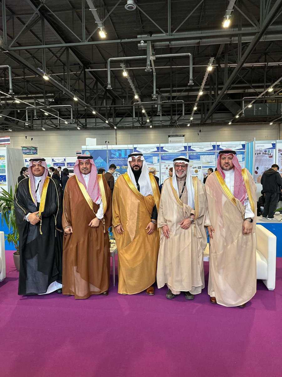 TaifUniversity's tweet photo. شاركت #جامعة_الطائف في معرض جنيف الدولي للاختراعات إلى جانب 38 جهة تعليمية وأكثر من 300 مخترع من مختلف دول العالم؛ وقد شهد المعرض تدشين جناح المملكة العربية السعودية من قِبل وكيل وزارة التعليم للتعاون الدولي الدكتور ناصر العقيلي.

وشاركت الجامعة بثلاثة براءات اختراع في إنجاز يُجسّد مكانتها الرائدة وتميّزها العالمي في دعم مسيرة الابتكار والتميّز الأكاديمي.
جاءت هذه المشاركة تحت قيادة سعادة رئيس جامعة الطائف الأستاذ الدكتور يوسف بن عبده عسيري وبرفقة وفد رسمي من الجامعة حيث عكست المشاركة حضور الجامعة الفعّال ودورها البارز في المحافل الدولية