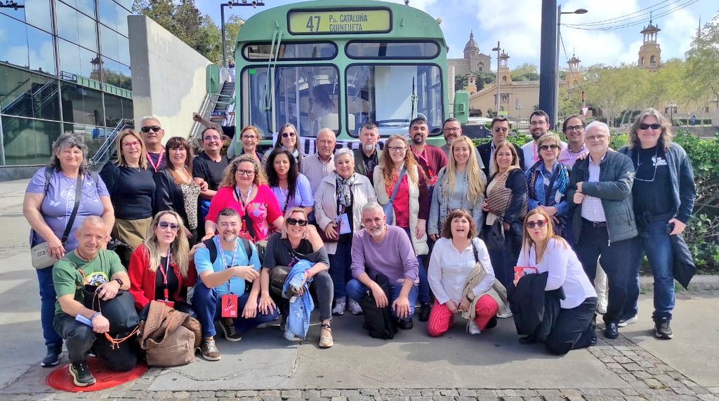 Delegació de <a href="/CCOOsanitat/">CCOOsanitat</a> al 13è Congrés de <a href="/ccoocatalunya/">CCOO de Catalunya</a> davant del bus 47