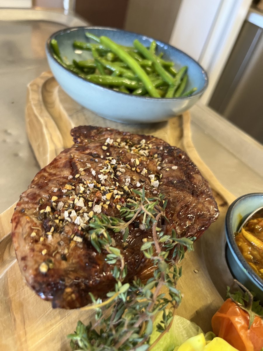 DerOxForchheim's tweet photo. Rib-Eye am Abend, erquickend und labend. #ribeye #steakhouse #derox https://t.co/4EVLVf31aj