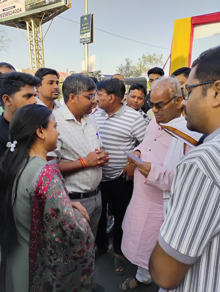 kuldeepmalav92's tweet photo. सरकार को भी मालूम है मागें बिल्कुल जायज़ है आज नहीं तो कल उन्हें पूरा करना ही होगा।
जब तक अन्याय न करें। 🙏
#justiceforComputerInstructor
वेतन विसंगति दूर हो एवं कैडर विस्तार हो।
@RajCMO @arvindchotia @BhajanlalBjp @KumariDiya @madandilawar @VasundharaBJP @rajeduofficial https://t.co/sHmjgdf9bM