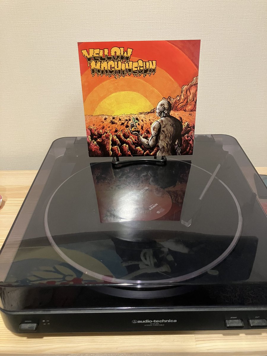 bandbnad1's tweet photo. 先日出張で松山に行った。予定時刻より早めに現地入りして中古レコード屋さんに立ち寄る。物色してたら釘付けになった1枚。「A…gain!!!」というフレーズが脳内再生されていたときにはレジ行き確定だった。イエマシ懐かしい。若者よ、こんな革命的なバンドが日本にはいたんだ。
#yellowmachinegun https://t.co/EqTZPqLYoW