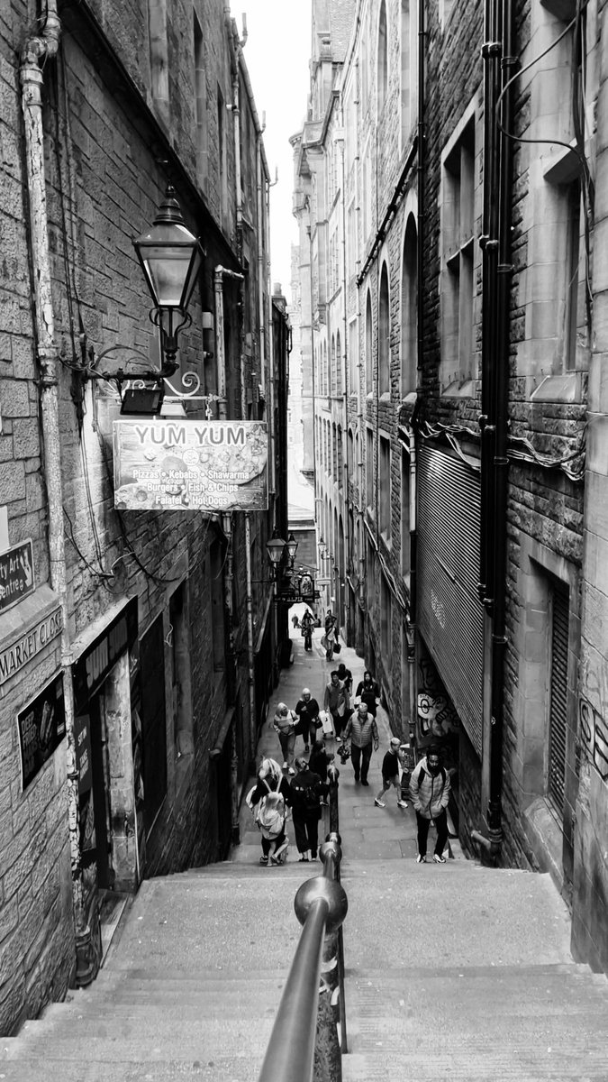 aqueenofcups's tweet photo. #momentsinlife #meantime #scotland #edinburgh #oldtown #fleshmarketclose #slaughterhouse #bloodstream #19thcentury #narrowstreets #nolight #blackandwhitephotography #blackandwhitephoto #blackandwhite #bw #mono #photooftheday #urbanphotography #streetart #streetphotography https://t.co/gQO95UQG9N