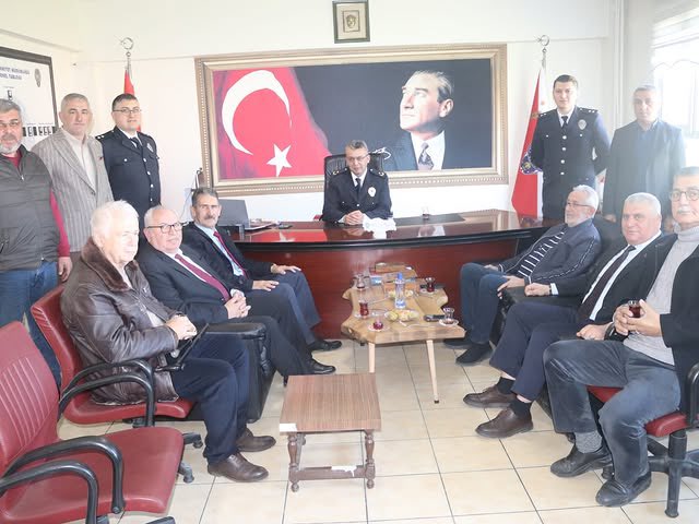 Türk Polis Teşkilatımızın 180. kuruluş yıl dönümü dolayısıyla Cumhuriyet Meydanı’nda çelenk sunma töreni düzenlendi. Ardından Belediye Başkanımız Sn. Nejdet DEMİR ve beraberindeki heyet, İlçe Emniyet Müdürlüğümüzü ziyaret ederek polislerimizin gününü kutladı.