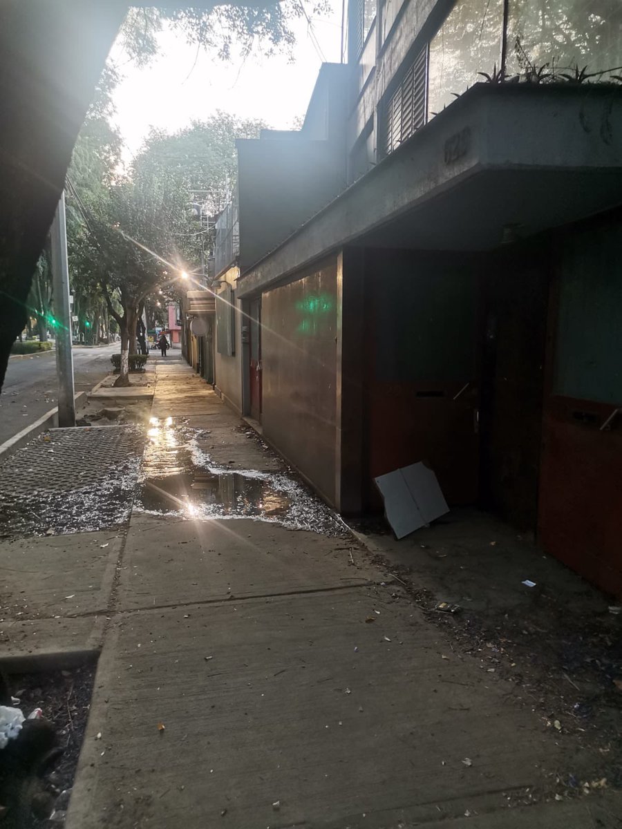 #LíneaH2O
<a href="/locatel_mx/">@locatel_mx</a>   
<a href="/GobCDMX/">Gobierno de la Ciudad de México</a> 

Fuga de agua en Obrero Mundial 629 Narvarte Oriente.