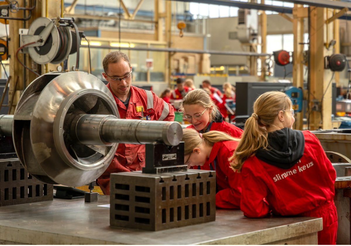 Shell_Pernis's tweet image. 54 meiden van het Penta College kregen vandaag een kijkje in de wereld van techniek tijdens Girls’ Day op Shell Pernis. In rode overalls maakten ze bodyscrubs, blusten brandjes en ontdekten hoe een fabriek 24/7 draait.

Meer lezen? 👉 go.shell.com/4iaVIRt