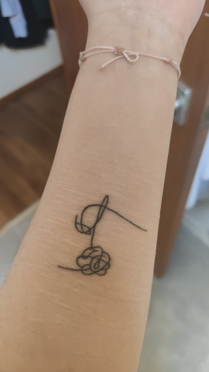 floppyblub's tweet photo. I got a tattoo 😃😃
Some bits are missing but like it's still cute - might go get it retouched to fill in the bits my artist missed https://t.co/gzrNx38b2X