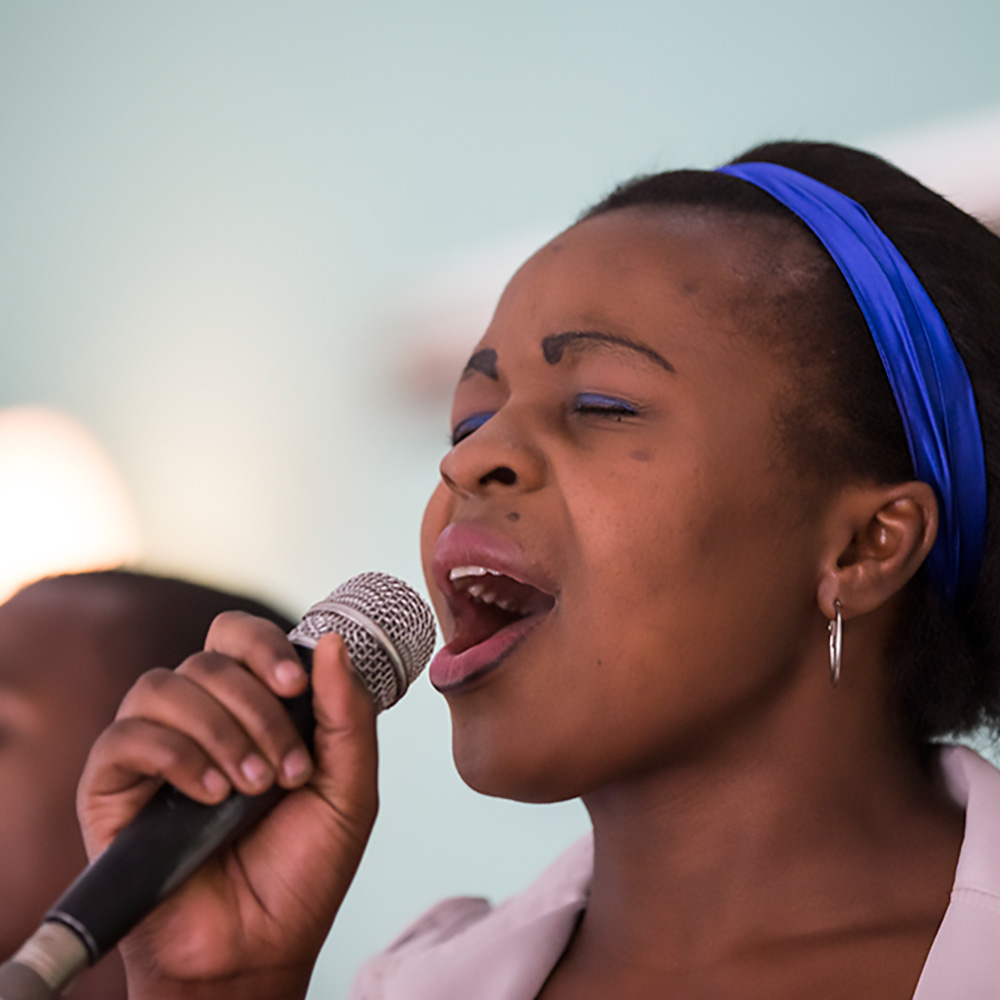 Rencontrez les acteur.ice.s des dernières #SolutionsInnovatrices financées par FIT, mis à l’essai dans le #SudGlobal. Justin raconte comment <a href="/mmm_org/">Make Music Matter</a> utilise la musicothérapie + studios mobiles avec les survivant.e.s de violences. youtu.be/ndwrbaSDB7Q <a href="/CanadaDev/">Development Canada</a>