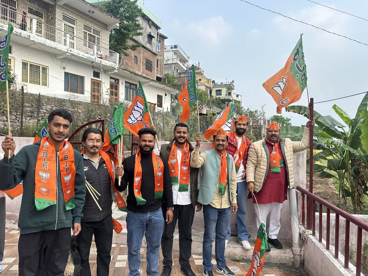 Surajgirisuri's tweet photo. गांव चलो बस्ती चलो अभियान 10,11,12,
प्रदेश भाजपा अध्यक्ष माननीय महेंद्र भट��ट जी के निर्देश पर पार्टी स्थापना दिवस 6 अप्रैल से 13 तक चलने वाले अभियान के अंतर्गत वार्ड सेरा चंडाक के बूथ 47 में आज भाजपा जिला अध्यक्ष Girish Joshi जी के साथ कार्यकर्ताओं ने गांव चलो बस्ती चलो अभियान https://t.co/Ic8rfningx