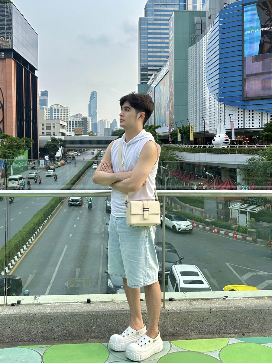earllimofficial's tweet photo. Exploring Thailand 🇹🇭 Kahit san ka mapunta dto lahat ata may mall. Hahaha. NaEenjoy ko yung Shopping at mga foods kaya pagUwi ng pinas magdildil muna ng asin. 🤣 https://t.co/BHULG0sBBO
