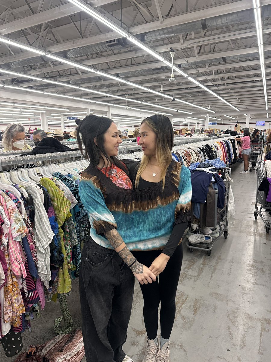 agusmaly_'s tweet photo. thrifting w the gang (: https://t.co/6My8jQjwO8
