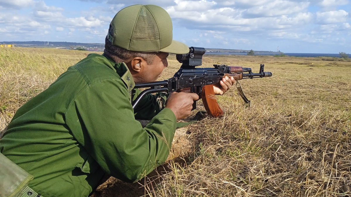 Como parte de la preparación constante para la defensa de la Patria, se realizaron clases combinadas de entrenamiento de tiro con los oficiales del Estado Mayor. La excelencia y disciplina demostradas refuerzan nuestra capacidad de respuesta ante cualquier amenaza.  

#Cuba 🇨🇺