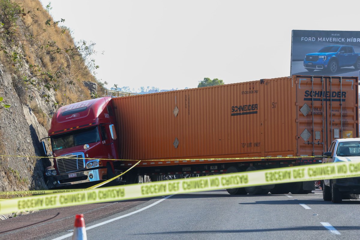 El_Universal_Mx's tweet photo. 🚨 Asesinan a un transportista en la autopista Chamapa - Lechería, sobre el suelo se localizan 3 casquillos percutidos, el tráiler se dirigía dirección Toluca.

FOTOS: Axel Sánchez | EL UNIVERSAL https://t.co/jHHGFD0ynJ