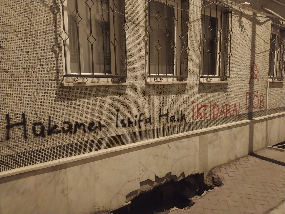 📍Eskişehir 

Tutsak edilen sıra arkadaşlarımızı alana kadar bulunduğumuz her yerde devrimci eylemlerimize devam ediyoruz. Eskişehir sokaklarında yazılama eylemlerimizle zindanlara sığmaz ki isyan ateşimiz diyoruz!

Zindanlar Yıkılsın Tutsaklara Özgürlük!
#Hükümetİstifa