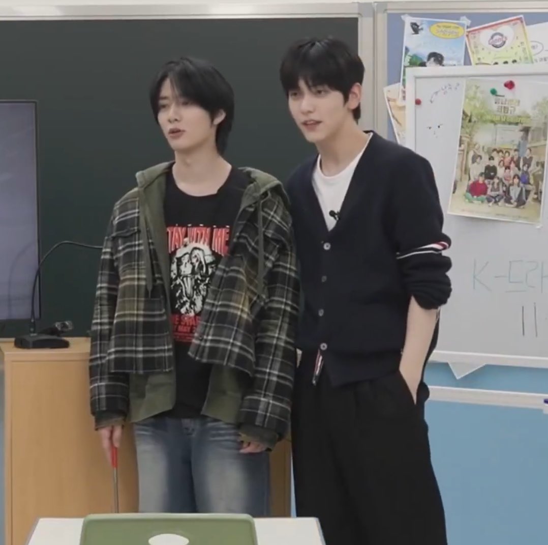 gyuchuu's tweet photo. little alt gf and her nerd bf who is obsessed with her https://t.co/TbEKgqczwa