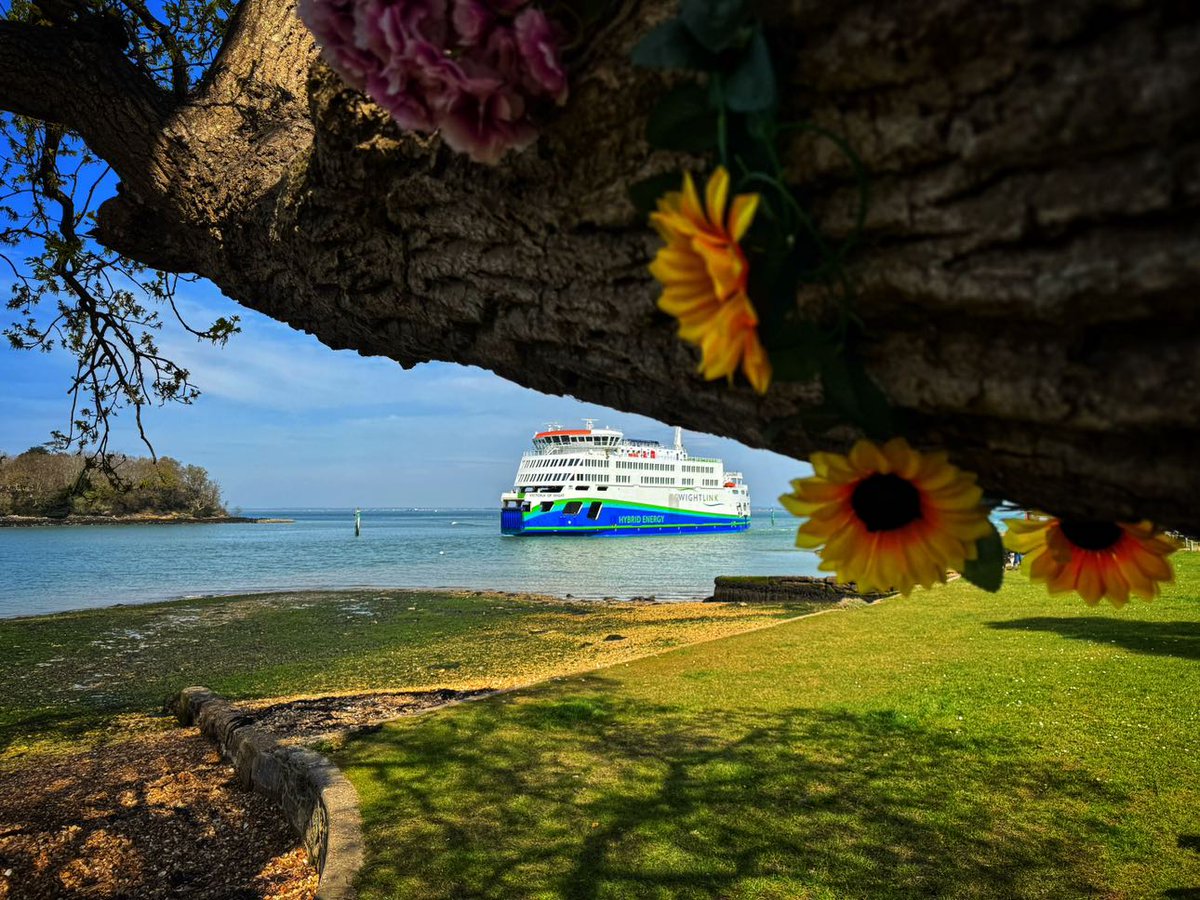 Kieran sent in this amazing photo of Victoria of Wight approaching Fishbourne on a beautiful spring day. ☀🌻⛴

Share your spring ferry snaps below! 📷👇
