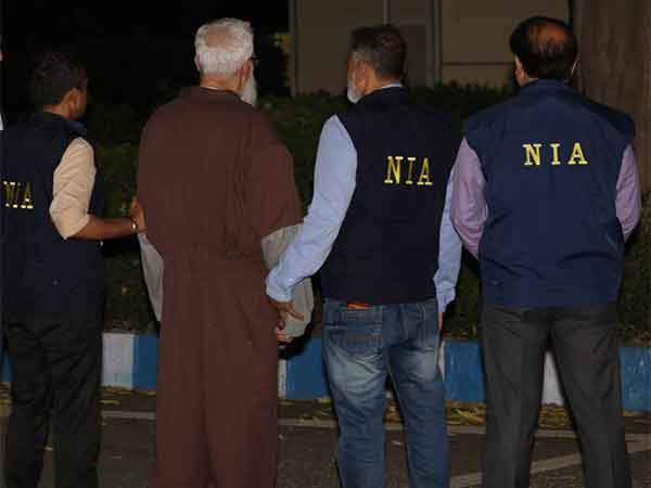 ani_digital's tweet photo. NIA formally arrests 26/11 Mumbai terror attacks accused Tahawwur Rana on arrival at Delhi airport
Read @ANI | Story
https://t.co/LcpKN46xxS
#NIA #TahawwurRana #2008Mumbaiattacks https://t.co/B8VhiyeLrx